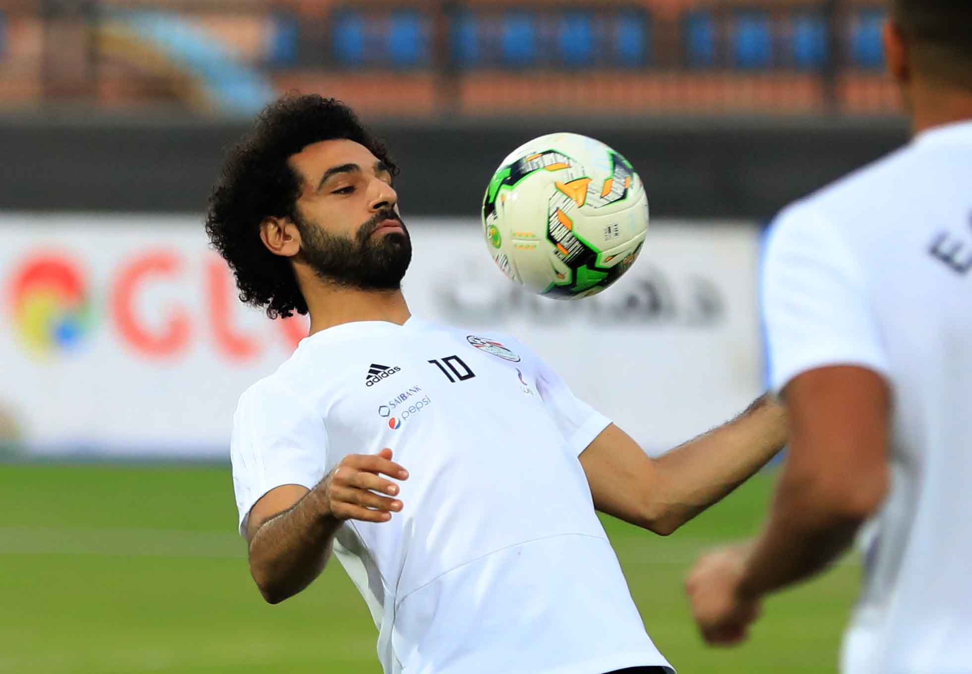 منافس ” صلاح ” يحقق جائزة أفضل لاعب في فبراير بالبريميرليج