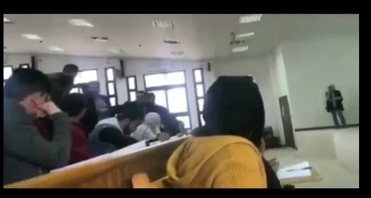 بالفيديو شاهد دكتور بكلية التجارة ببورسعيد يتعدي بالضرب علي طالب