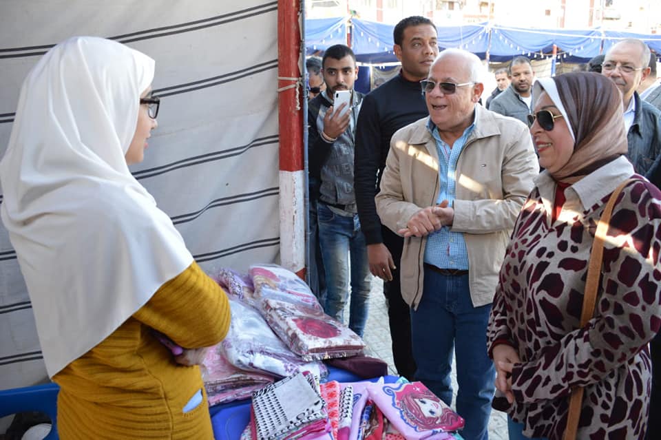 محافظ بورسعيد يتفقد معرض لمنتجات الشباب الحرفية واليدوية بالمدينة الرياضية