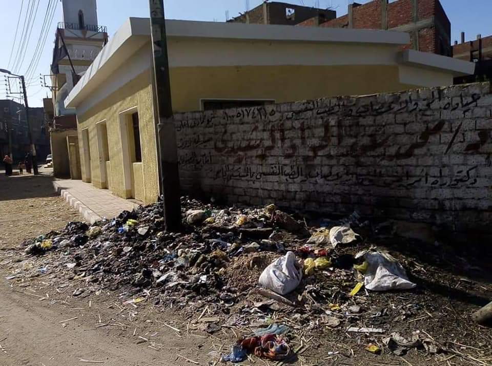 حماية يرصد إنتشار القمامة بقرية العسيرات بفرشوط شمال قنا