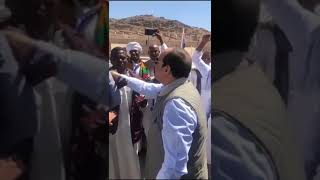 بالفيديو الرئيس السيسي يصافح أهالي محافظة أسوان