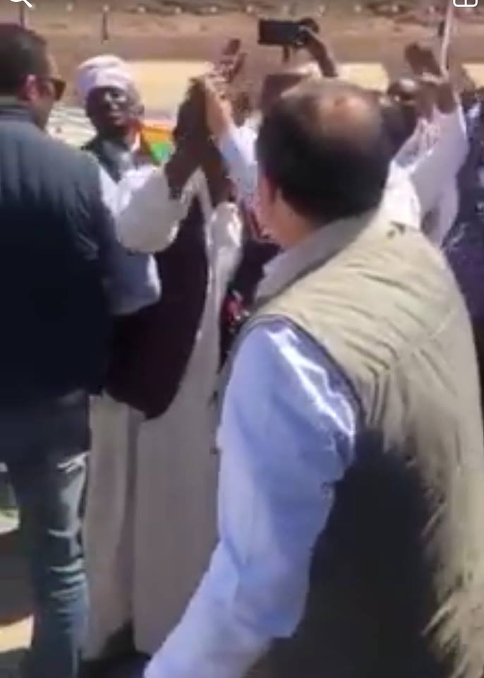 الرئيس السيسى يصافحة شباب النوبة بمرسى فيلة