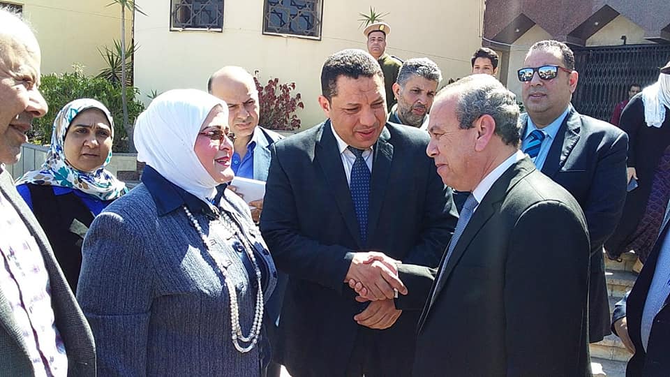 محافظ كفرالشيخ يتابع حملة القضاء على الديدان بالمدارس