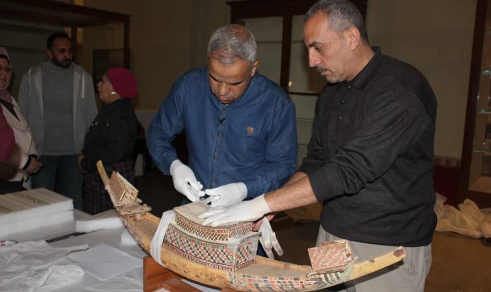 المتحف الكبير يستقبل 35 قطعة خشبية كبيرة الحجم من مركب خوفو الثانية