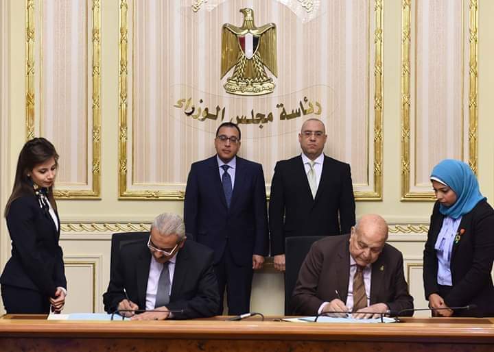 رئيس الوزراء يشهد توقيع عقود شراكة بين المجتمعات العمرانية وشركات تطوير عقاري