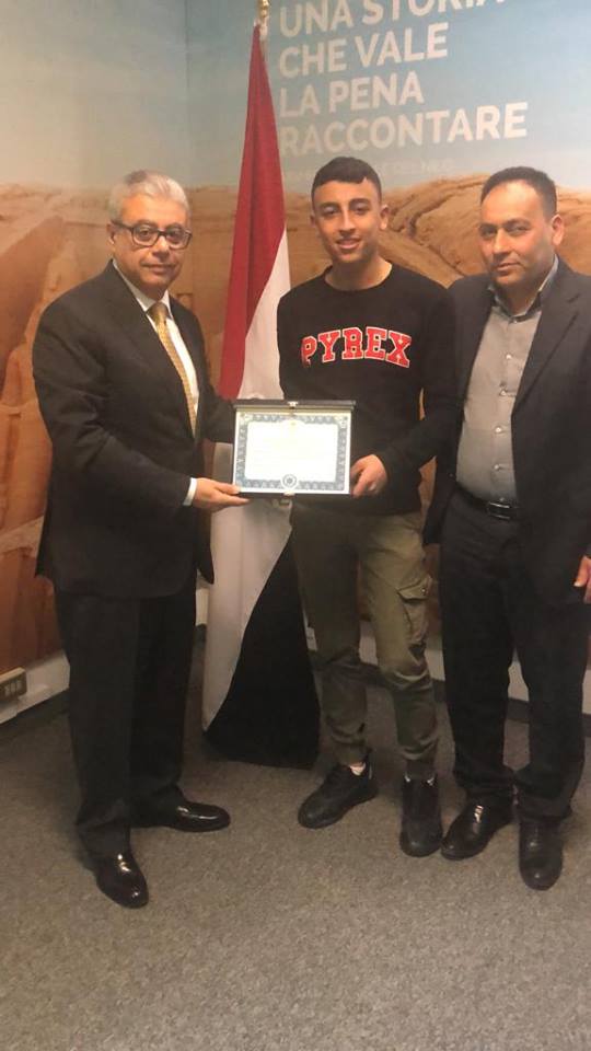 القنصل العام في ميلانو يكرم طالب مصري لقيامه بعمل بطولي في إيطاليا