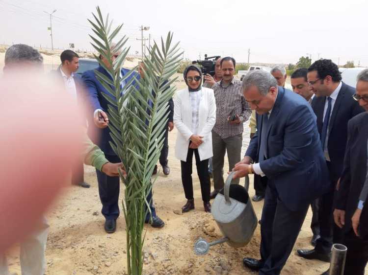 وزير التموين يزرع نخلة فى حديقة المطار بالوادى الجديد