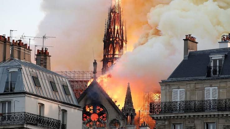 بالصور انهيار كاتدرائية نوتردام الاثرية بباريس بسبب حريق