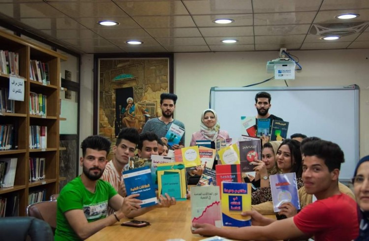 طلاب الجامعة المستنصيرية بالعراق يرفعون الكتب دعما لمبادرة العلاقات العامة للجميع