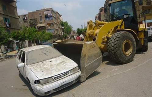 ضبط 10 سيارات ودراجات بخارية متروكة بالشوارع خلال حملات بالجيزة