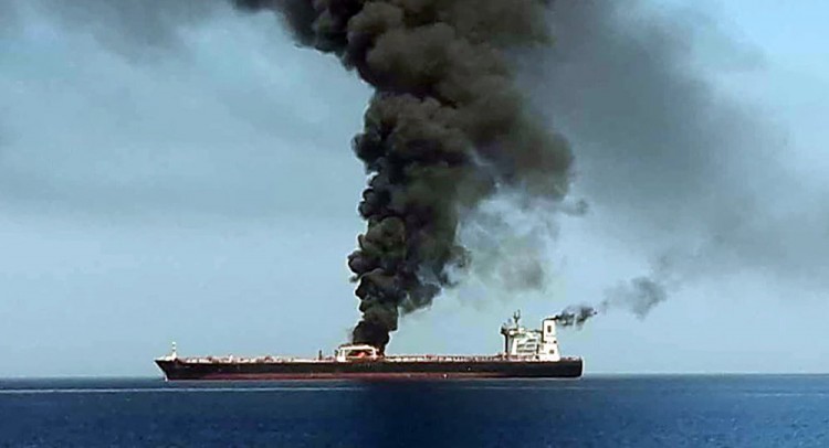 ناقلة النفط المحترقة تتجه صوب ميناء عربي