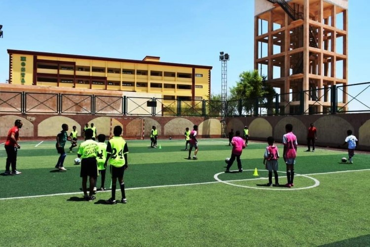 محافظ أسوان يتابع الإستعدادات لعرض مباريات كأس الأمم الإفريقية فى مراكز الشباب وأندية المحافظة
