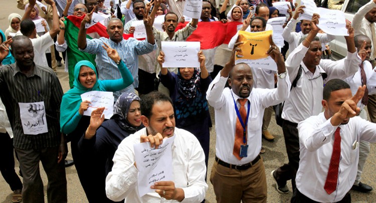 السودان..اتهام 10 ضباط بفض اعتصام القيادة العامة