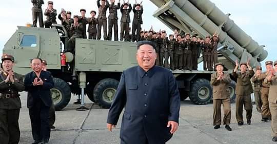 زعيم كوريا الشمالية يشرف على تجربة منصة صواريخ ضخمة
