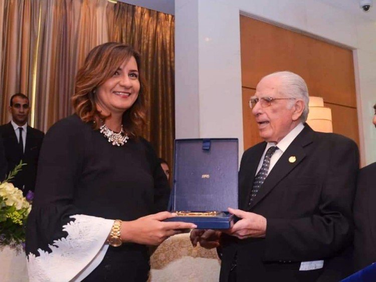جمعية الصداقة المصرية اليونانية تمنح وزيرة الهجرة أرفع وسام يوناني