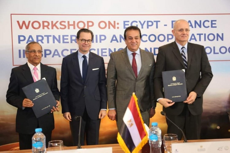 وزير التعليم العالي يشهد توقيع اتفاقية تعاون بين وكالتي الفضاء المصرية والفرنسية