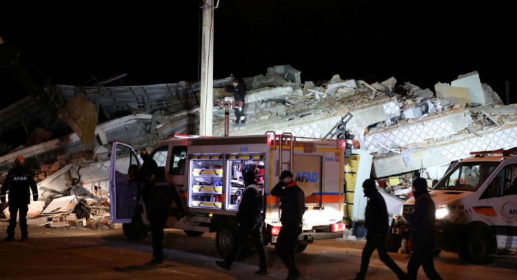 زلزال تركيا.. 20 قتيلا و1015 مصابا وعمليات الإنقاذ مستمرة