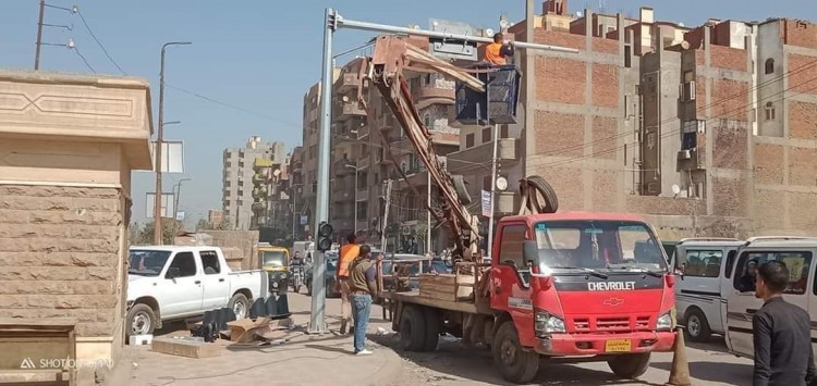 بعد تزايد شكاوى الأهالي ... منيا القمح تركب إشارات مرور جديدة