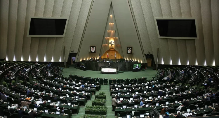 رئيس البرلماني الإيراني الجديد يحدد مصير المفاوضات مع الولايات المتحدة