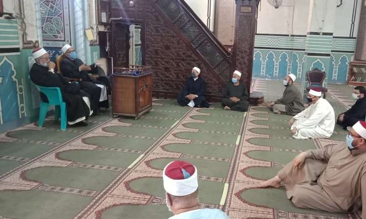 وكيل أوقاف دمياط يلتقى أئمة المساجد لمتابعة تطبيق الإجراءات الاحترازية