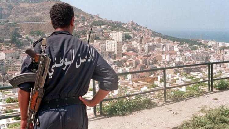 الجزائر تعلن اعتقال أربعة متشددين واستسلام خامس