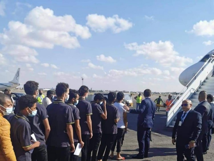 منظمة الحق: إعادة المصرين على طائرة خاصة ترجمة فعلية لتوجهات السيسي