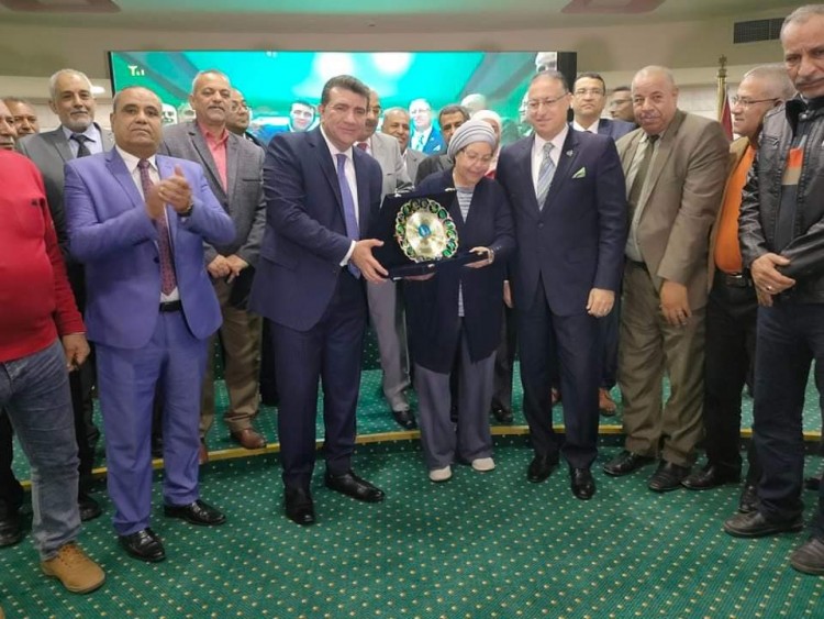 النقابة العامة للكيماويات تكرم عائشة عبدالهادي وزيرة القوى العاملة السابقة