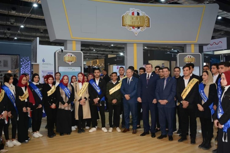 وزير التعليم العالي يتابع جهود الجامعات المشاركة بمعرض القاهرة الدولي للكتاب