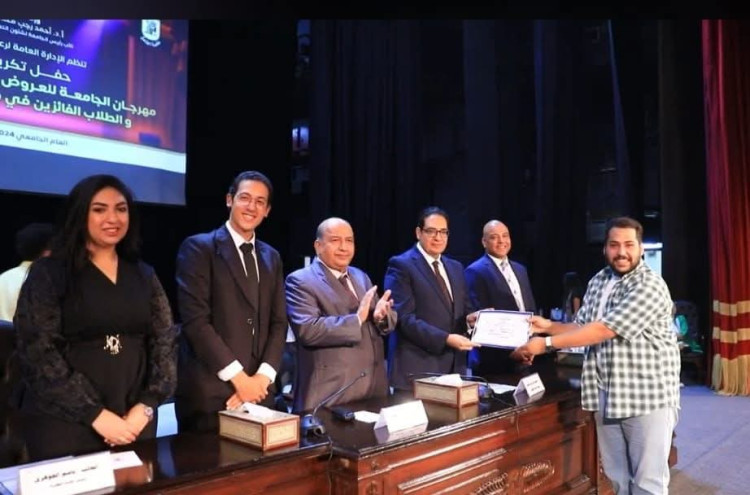 رئيس جامعة القاهرة يكرم الفائزين في مهرجان الجامعة للعروض المسرحية الطويلة وفي مهرجان "إبداع 13"