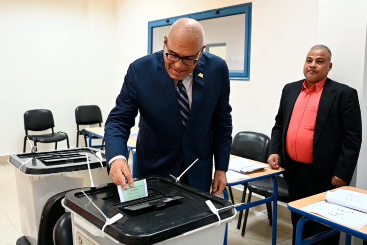 رئيس الهيئة العربية للتصنيع يدلي بصوته في انتخابات مجلس الشيوخ