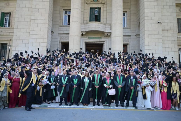كلية الطب البيطري بجامعة القاهرة  تحتفل بتخريج دفعة 2025 بقاعة الاحتفالات الكبرى بالجامعة