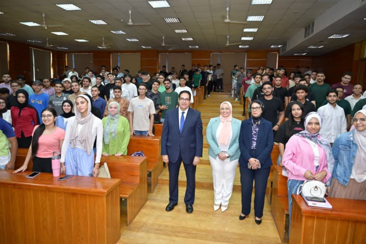 رئيس جامعة القاهرة يتابع انتظام الدراسة بكليات الهندسة والتجارة وطب الأسنان بفرع الجامعة بالشيخ زايد