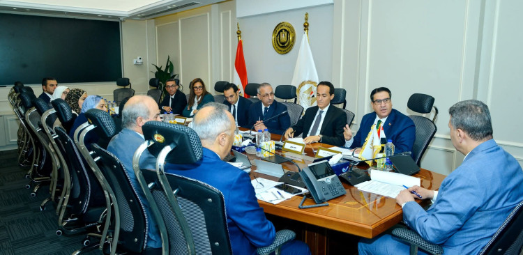 اجتماع برئاسة اللواء وليد أبو المجد لبحث إنشاء المركز اللوجيستي العالمي لتخزين وتوزيع الحبوب بميناء شرق بورسعيد