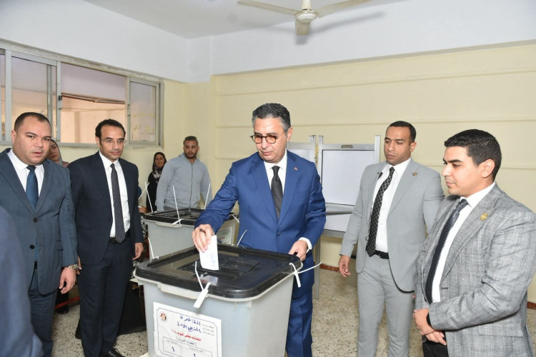 وزير التموين والتجارة الداخلية يدلي بصوته في انتخابات مجلس النواب 2025م