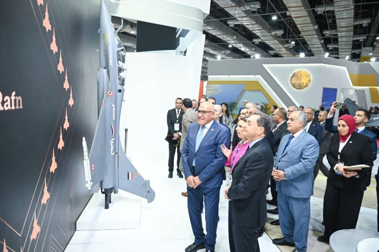 رئيس الهيئة العربية للتصنيع وسفير فرنسا بالقاهرة يشهدان توقيع عقدا لتعزيز مجالات الشراكة بين الهيئة وداسو الفرنسية في مجال الصناعات الدفاعية