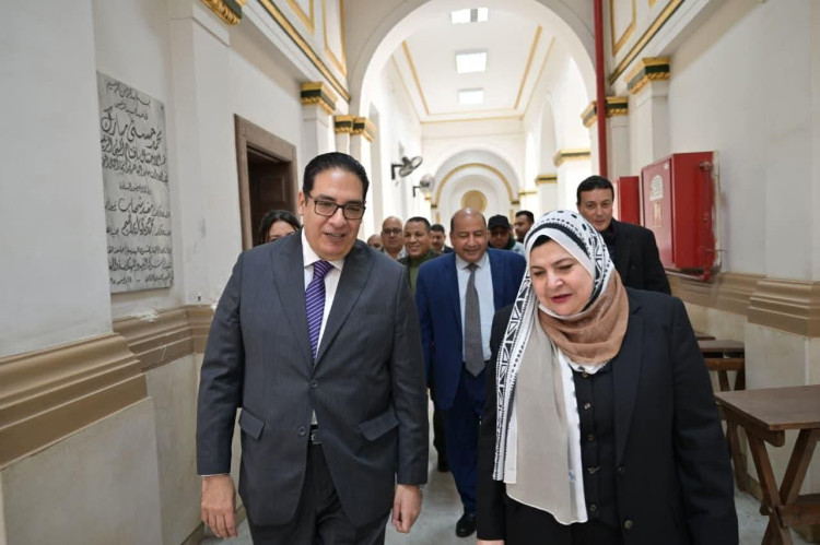 رئيس جامعة القاهرة يتفقد سير امتحانات الفصل الدراسي الأول بعدد من الكليات ويؤكد الالتزام بالضوابط الخاصة لسير الامتحانات