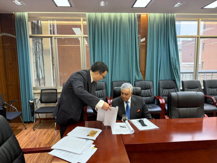 بإجماع دولي .. زاهي حواس يتلقى تكريماً رفيعاً من جامعة شنغهاي تقديراً لإسهاماته في علم المصريات