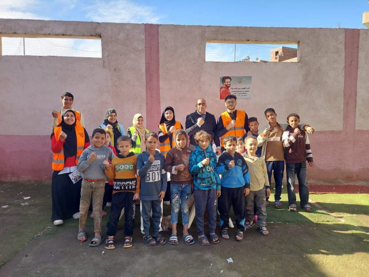 رئيس جامعة القاهرة يستعرض تقريرا عن نتائج أعمال القافلة التنموية للجامعة بقرية المنوات مركز أبو النمرس بالجيزة