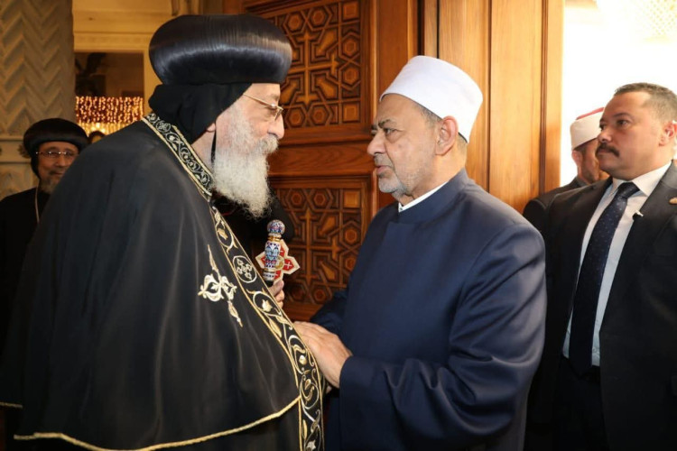 شيخ الأزهر يزور البابا تواضروس ويهنئه والإخوة المسيحيين بأعياد الميلاد