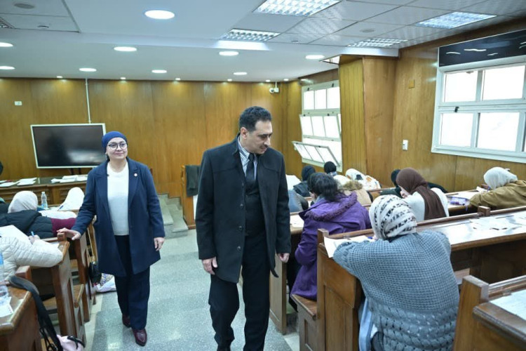 قيادات جامعة القاهرة تواصل المتابعة الميدانية لامتحانات الدراسات العليا والبكالوريوس بعدد من كليات الجامعة