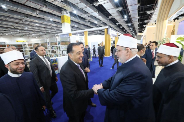 رئيس الوزراء يتفقد جناح الأزهر ويشيد برسالته العلمية والتنويرية