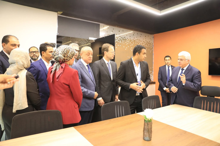 وزير التعليم العالي ومحافظ الأقصر وسفير إسبانيا ورئيس الجامعة يفتتحون مركز تمكين للإبداع والتكنولوجيا بكلية الفنون الجميلة بجامعة الأقصر