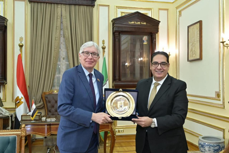 رئيس جامعة القاهرة يبحث تعزيز التعاون الأكاديمي والبحثي مع جامعة سان ماركوس الوطنية