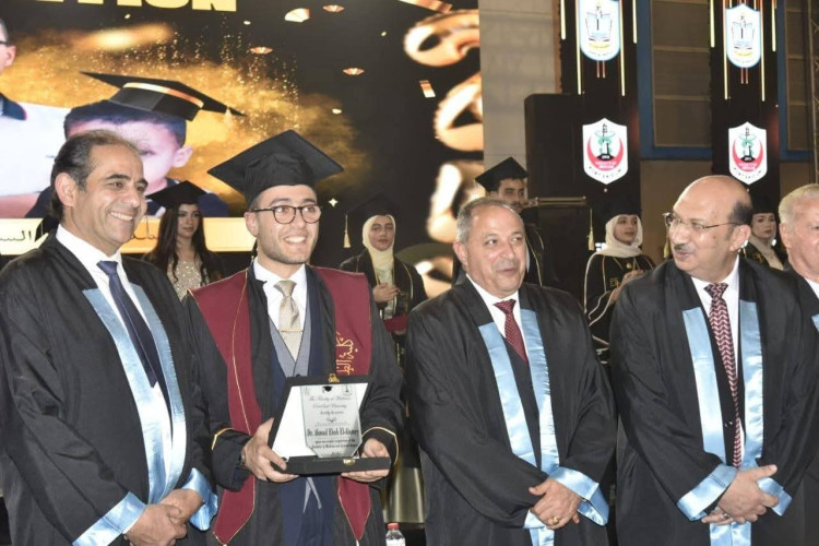 رئيس جامعة بورسعيد يشهد حفل تخرج الدفعة الثامنة بكلية الطب ويشيد بالمستوى العلمي والأخلاقي لخرجيها