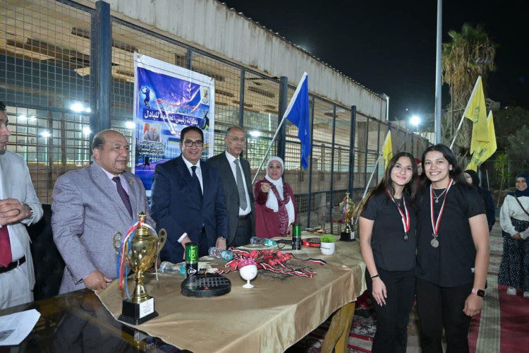 جامعة القاهرة تختتم بطولة كأس رئيس الجامعة للبادل بمشاركة طلابية واسعة
