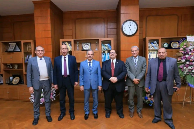 عميد المعهد المتوسط للخدمة الإجتماعية بكفرالشيخ يقدم التهانى لرئيس جامعة كفر الشيخ