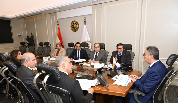 وزير التموين يعقد اجتماعًا موسعًا لمتابعة الاحتياطي الاستراتيجي من السلع والاطمئنان على توافرها بالأسواق