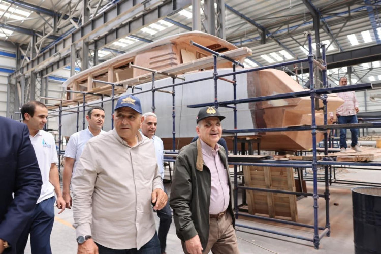 الفريق أسامة ربيع يتفقد أعمال بناء قاطرات"عزم"ويتابع معدلات بناء سفن الصيد"رزق"