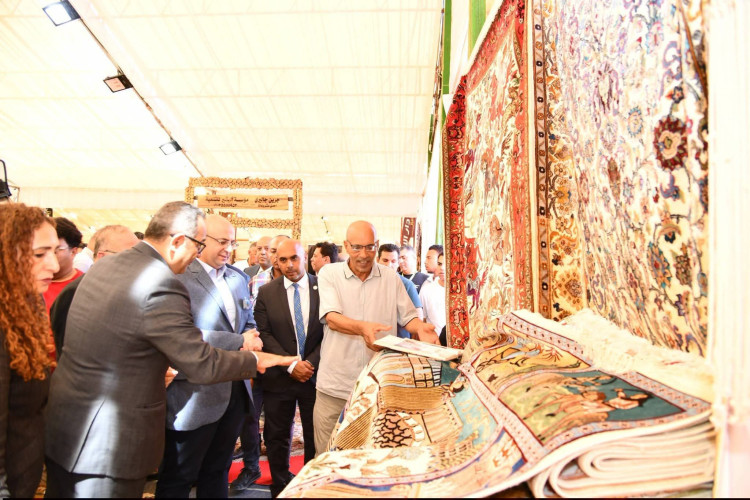 محافظ الفيوم ورئيس جهاز تنمية المشروعات يتفقدان معرض "أثاث دمياط" بنادي قارون الرياضي