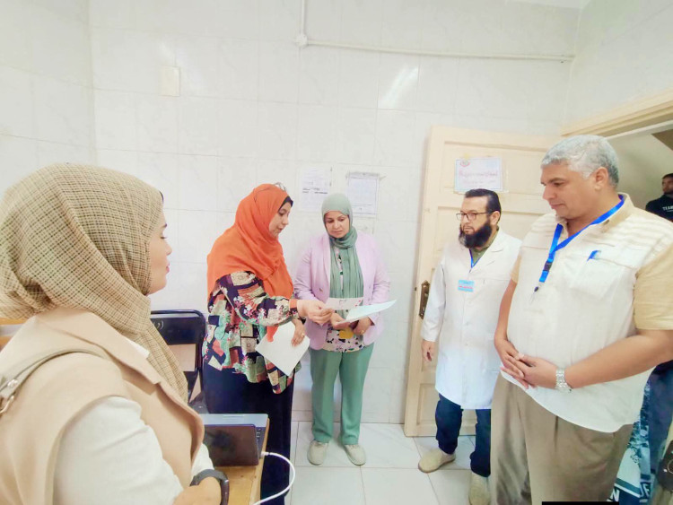 رئيس المركز تتفقد فاعليات الحملة القومية وتطعيم الأطفال بمركز ابشواي